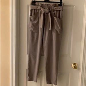 Athleta Paper Bag Waist Crop Pants. Size 6